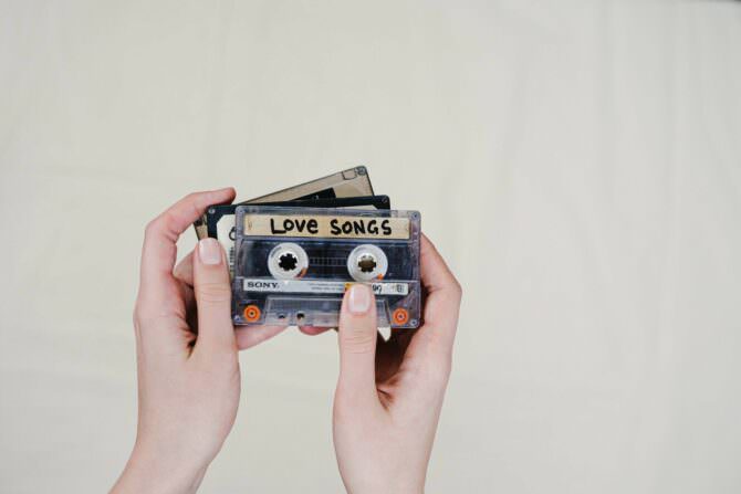 Nods to Nostalgia: 90s Reception Ideas