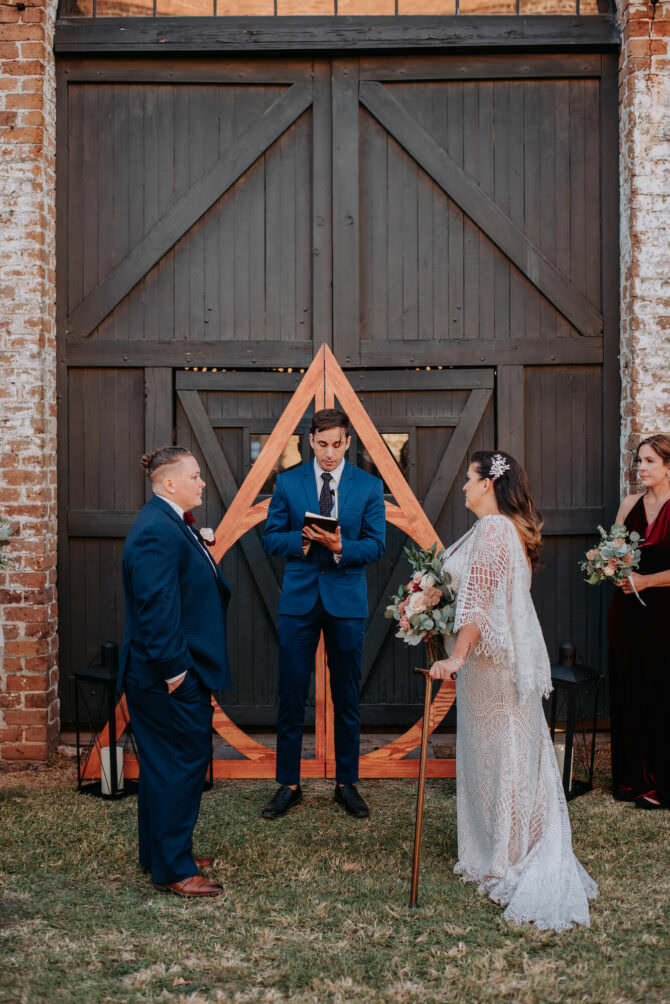 Real wedding with officiant dressed as harry potter