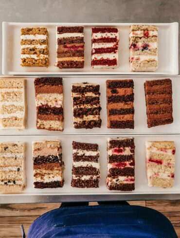 What to Expect at a Wedding Cake Tasting