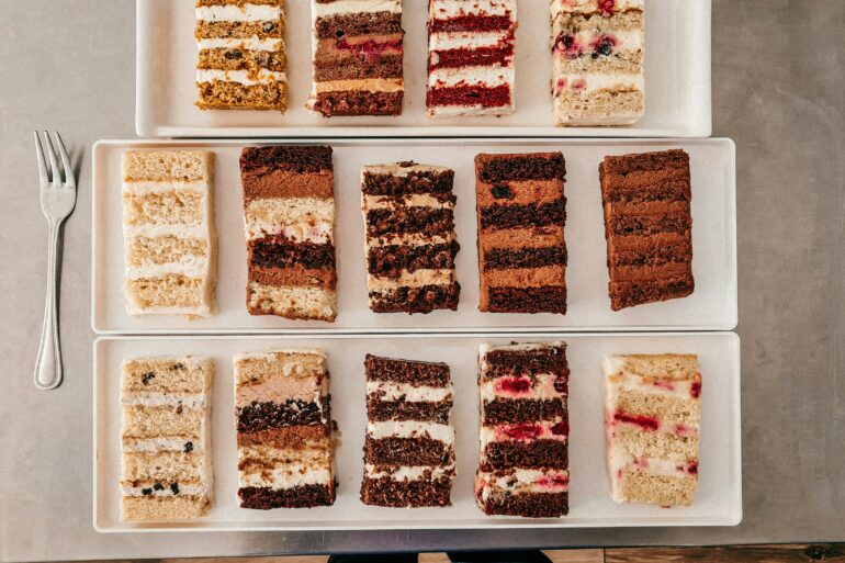 What to Expect at a Wedding Cake Tasting