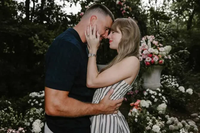 Taylor Swift Travis Kelce Engaged