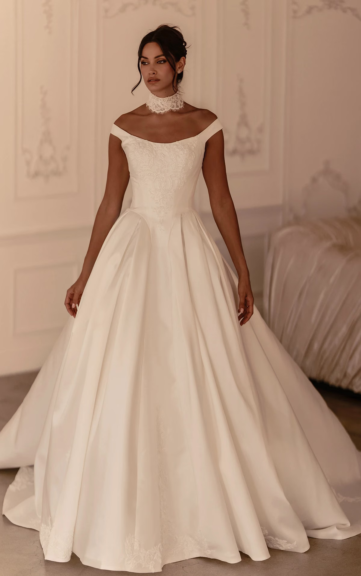 ML198971 - 18 Taylor Swift Wedding Dress Predictions From Top Bridal Designers ML198971