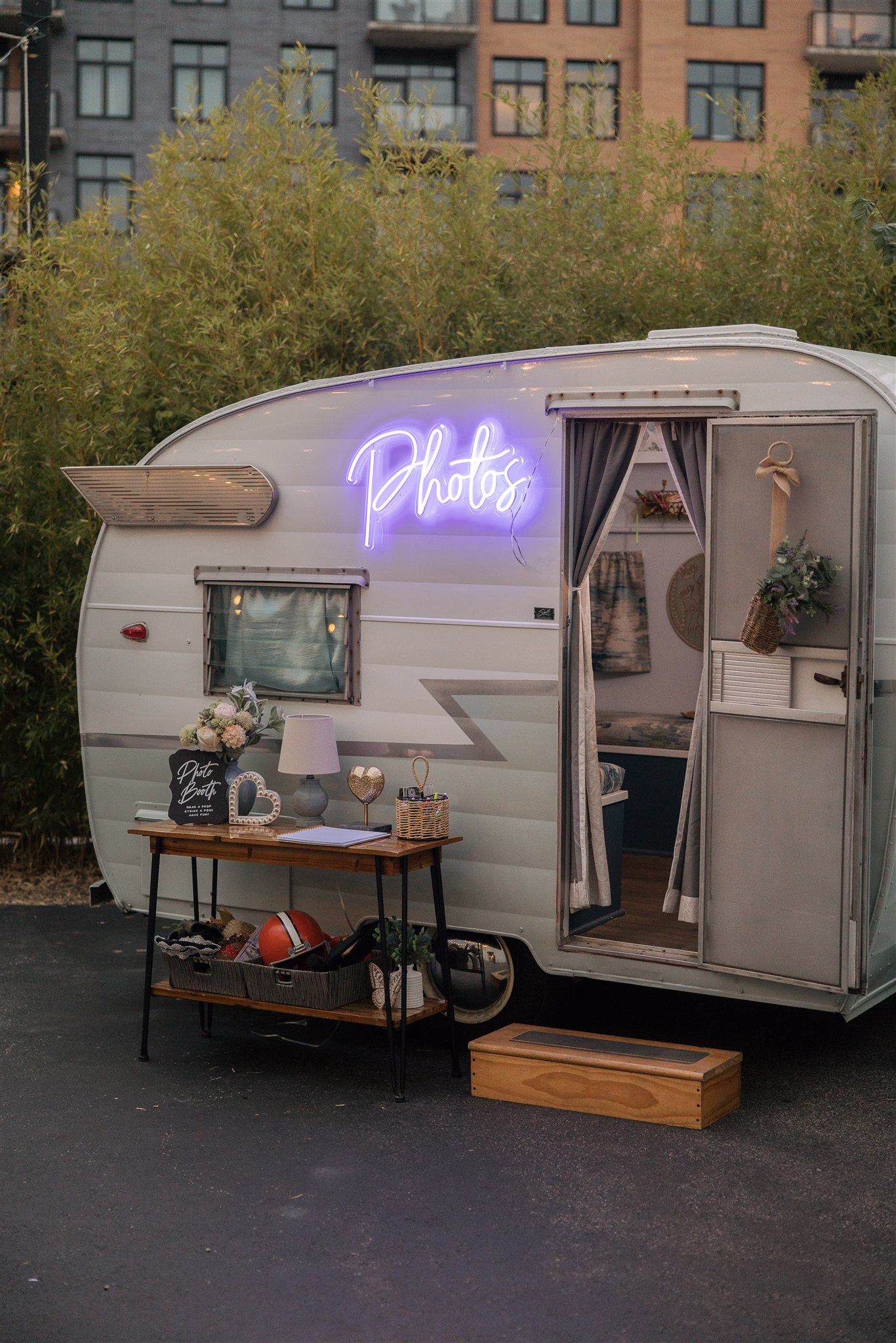 AllieLindsey91325 0920 - Urban Garden Cleveland Wedding With a Merch Station AllieLindsey91325 0920